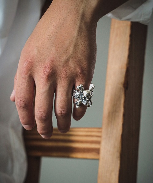 BILL WALL LEATHER(ビルウォールレザー)の「【EXCLUSIVE】Crossbones & Skull Ring(リング・メンズ・その他・US-9h/US-7h/US-8/US-8h/US-9/US-10/US-10h/US-11)」の4枚目の写真