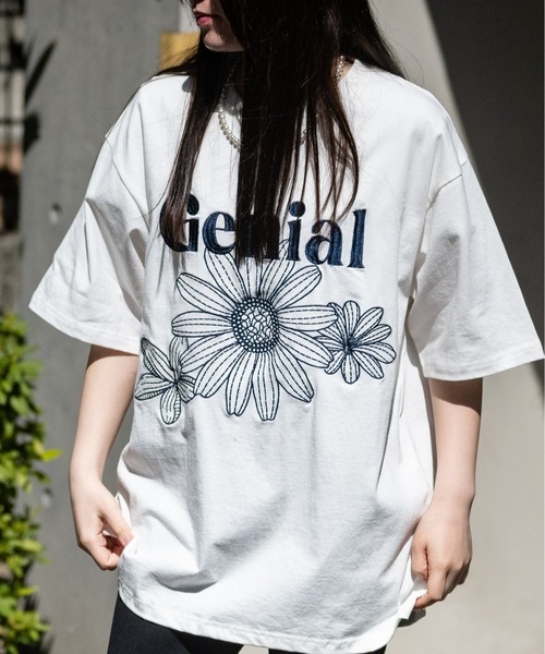 JOHN'S CLOSET（ジョンズクローゼット）の「【13】フロントフラワー BIGTシャツ（Tシャツ/カットソー・メンズ・ブラック/ホワイト/ホワイト系その他・MEDIUM/LARGE）」の2枚目の写真