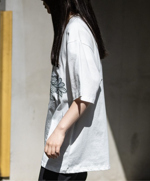 JOHN'S CLOSET（ジョンズクローゼット）の「【13】フロントフラワー BIGTシャツ（Tシャツ/カットソー・メンズ・ブラック/ホワイト/ホワイト系その他・MEDIUM/LARGE）」の6枚目の写真