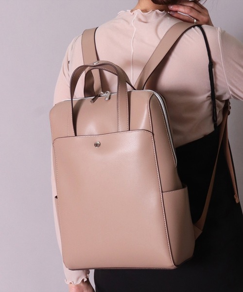 Legato Largo(レガートラルゴ)の「(LF)【Legato Largo】【かるいかばん】フェイクレザー PC収納 リュック(バックパック/リュック・レディース・アイボリー/ブラック/グレイッシュベージュ/ライトベージュ・ONE SIZE)」の4枚目の写真