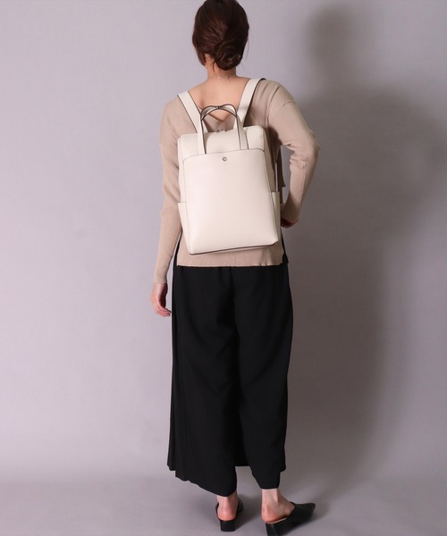 Legato Largo(レガートラルゴ)の「(LF)【Legato Largo】【かるいかばん】フェイクレザー PC収納 リュック(バックパック/リュック・レディース・アイボリー/ブラック/グレイッシュベージュ/ライトベージュ・ONE SIZE)」の10枚目の写真