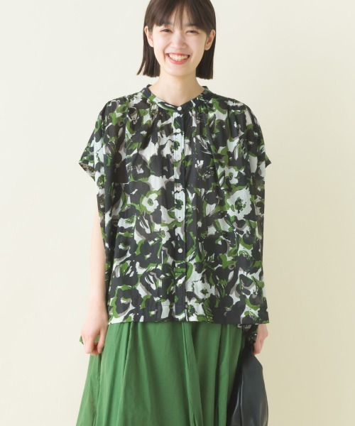 OMNES（オムネス）の「コットンボイル総柄フレンチスリーブギャザーシャツ（シャツ/ブラウス・レディース・アイボリー/ブラック×ホワイト/ブラック×グリーン/グリーン系その他/ブルー系その他/パープル/キナリ/ネイビー/パープル系その他/ブラック系その他/ブラウン系その他/グリーン系その他2・FREE）」の5枚目の写真