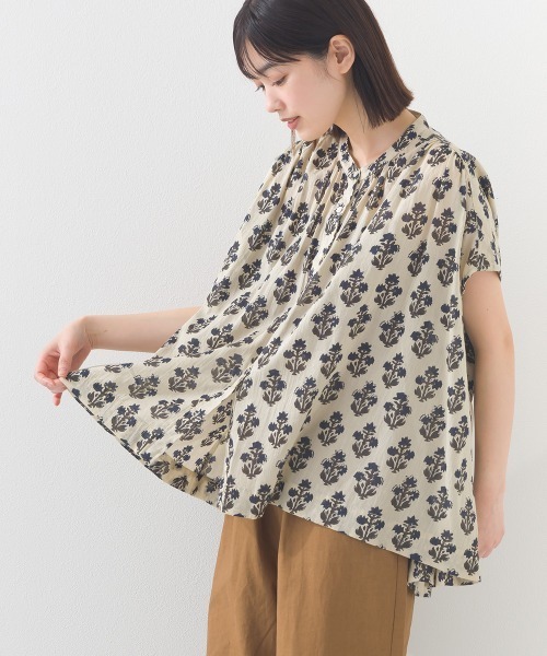 OMNES（オムネス）の「コットンボイル総柄フレンチスリーブギャザーシャツ（シャツ/ブラウス・レディース・アイボリー/ブラック×ホワイト/ブラック×グリーン/グリーン系その他/ブルー系その他/パープル/キナリ/ネイビー/パープル系その他/ブラック系その他/ブラウン系その他/グリーン系その他2・FREE）」の3枚目の写真