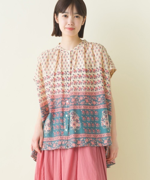 OMNES（オムネス）の「コットンボイル総柄フレンチスリーブギャザーシャツ（シャツ/ブラウス・レディース・アイボリー/ブラック×ホワイト/ブラック×グリーン/グリーン系その他/ブルー系その他/パープル/キナリ/ネイビー/パープル系その他/ブラック系その他/ブラウン系その他/グリーン系その他2・FREE）」の2枚目の写真