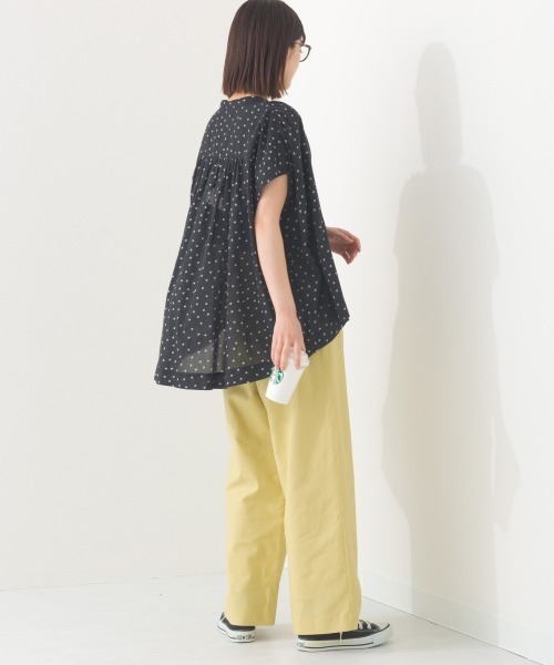 OMNES(オムネス)の「コットンボイル総柄フレンチスリーブギャザーシャツ(シャツ/ブラウス・レディース・アイボリー/ブラック×グリーン/ブラック×ホワイト/パープル/グリーン系その他/ブルー系その他/パープル系その他/キナリ/ネイビー/グリーン系その他2/ブラック系その他/ブラウン系その他・FREE)」の14枚目の写真