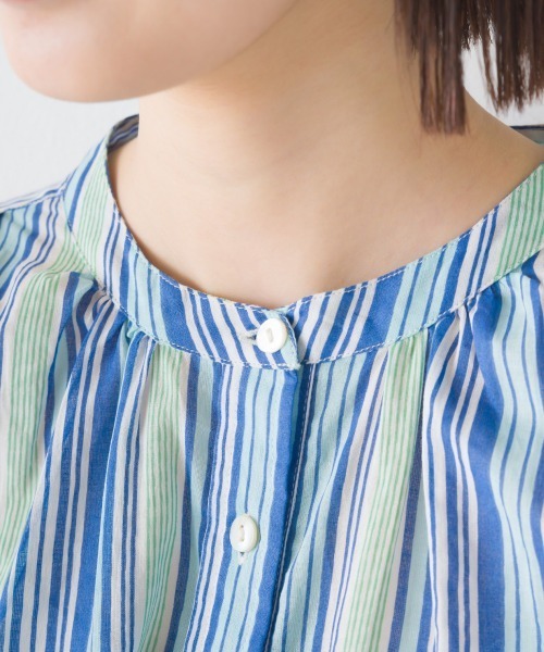 OMNES(オムネス)の「コットンボイル総柄フレンチスリーブギャザーシャツ(シャツ/ブラウス・レディース・アイボリー/ブラック×グリーン/ブラック×ホワイト/パープル/グリーン系その他/ブルー系その他/パープル系その他/キナリ/ネイビー/グリーン系その他2/ブラック系その他/ブラウン系その他・FREE)」の15枚目の写真