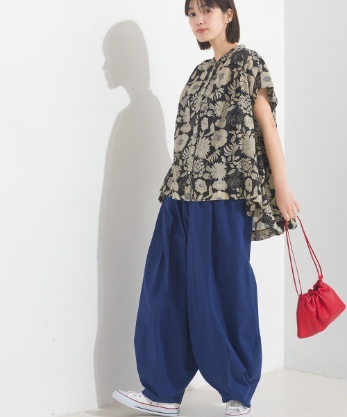 OMNES（オムネス）の「コットンボイル総柄フレンチスリーブギャザーシャツ（シャツ/ブラウス・レディース・アイボリー/ブラック×ホワイト/ブラック×グリーン/グリーン系その他/ブルー系その他/パープル/キナリ/ネイビー/パープル系その他/ブラック系その他/ブラウン系その他/グリーン系その他2・FREE）」の19枚目の写真