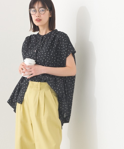 OMNES（オムネス）の「コットンボイル総柄フレンチスリーブギャザーシャツ（シャツ/ブラウス・レディース・アイボリー/ブラック×ホワイト/ブラック×グリーン/グリーン系その他/ブルー系その他/パープル/キナリ/ネイビー/パープル系その他/ブラック系その他/ブラウン系その他/グリーン系その他2・FREE）」の22枚目の写真