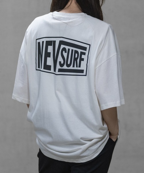 JOHN'S CLOSET（ジョンズクローゼット）の「【40I】バックロゴプリント オーバーサイズ Tシャツ（Tシャツ/カットソー・メンズ・ホワイト系1/ホワイト系2/ブラック系1/グレー系1/ブラック系2/ベージュ系1/グリーン系1/ピンク系1/オレンジ系1/オレンジ系2/ブルー系1/ベージュ系2/ライトグリーン系1/ブラック系3/ホワイト系4/ホワイト系5/ホワイト系3・MEDIUM/LARGE/X-LARGE）」の4枚目の写真