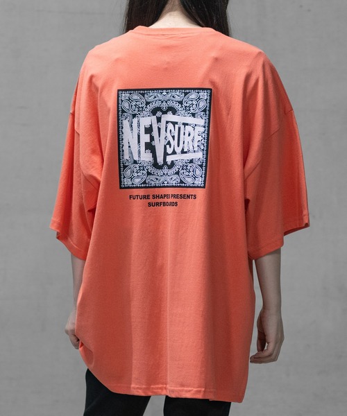 JOHN'S CLOSET（ジョンズクローゼット）の「【40I】バックロゴプリント オーバーサイズ Tシャツ（Tシャツ/カットソー・メンズ・ホワイト系1/ホワイト系2/ブラック系1/グレー系1/ブラック系2/ベージュ系1/グリーン系1/ピンク系1/オレンジ系1/オレンジ系2/ブルー系1/ベージュ系2/ライトグリーン系1/ブラック系3/ホワイト系4/ホワイト系5/ホワイト系3・MEDIUM/LARGE/X-LARGE）」の2枚目の写真