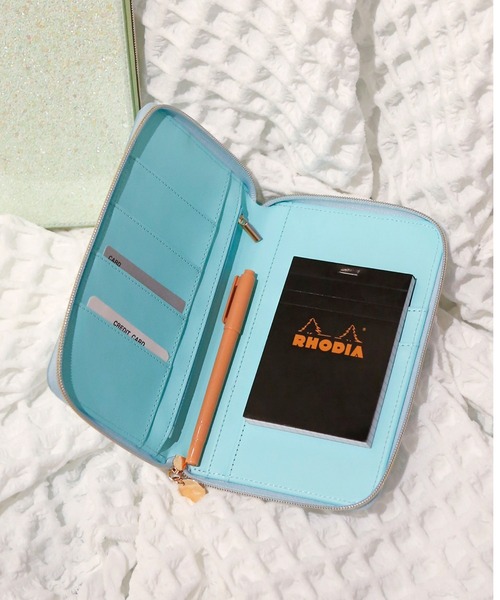 ACCOMMODE（アコモデ）の「グロースターマルチケース（パスポートケース・レディース・ライトグリーン/ピンク/ブルー・FREE）」の3枚目の写真