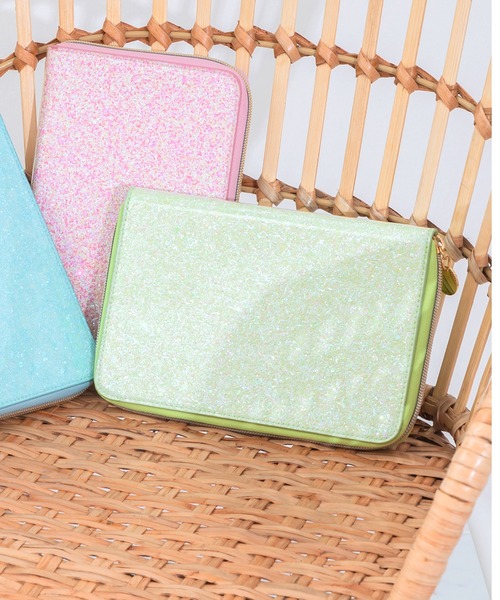 ACCOMMODE（アコモデ）の「グロースターマルチケース（パスポートケース・レディース・ライトグリーン/ピンク/ブルー・FREE）」の2枚目の写真