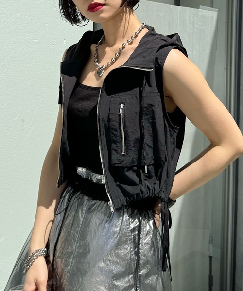 PAGEBOY（ページボーイ）の「フードツキナイロンジャケットノースリ（ナイロンジャケット・レディース・グレー/ブラック・FREE）」の2枚目の写真