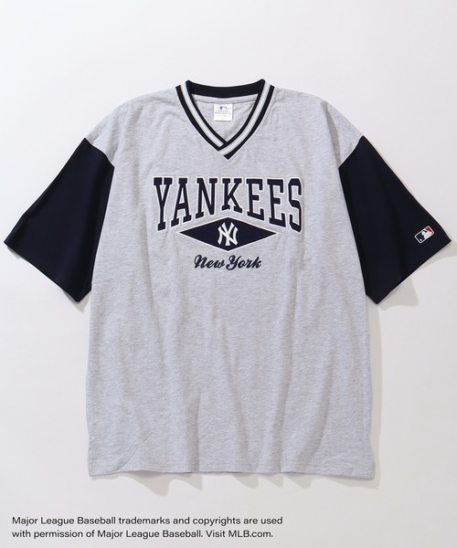 MLB(メジャーリーグベースボール)の「【MLB/メジャーリーグベースボール】リブライン オーバーサイズ Vネック半袖Tシャツ(Tシャツ/カットソー・メンズ・ホワイト/ワインレッド/ブルー/ブラック/アッシュグレー・LL/M/L)」の2枚目の写真