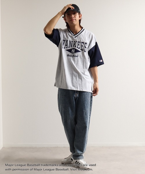 MLB(メジャーリーグベースボール)の「【MLB/メジャーリーグベースボール】リブライン オーバーサイズ Vネック半袖Tシャツ(Tシャツ/カットソー・メンズ・ホワイト/ワインレッド/ブルー/ブラック/アッシュグレー・LL/M/L)」の14枚目の写真