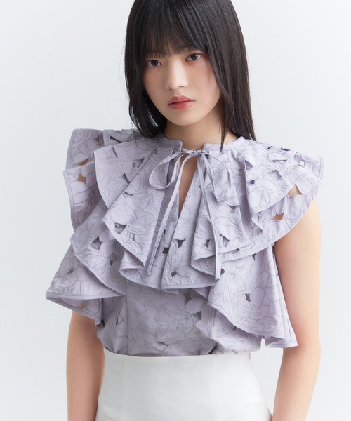 EIMY ISTOIRE（エイミーイストワール）の「flower embroideryラッフルブラウス（シャツ/ブラウス・レディース・ラベンダー/その他8/グレー/ホワイト・F）」の3枚目の写真