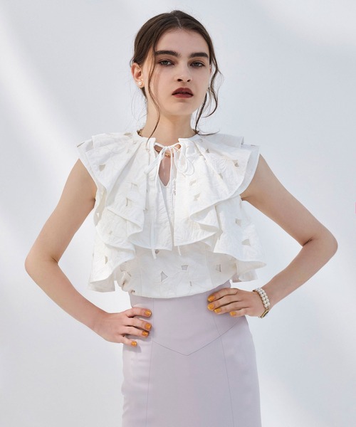 EIMY ISTOIRE（エイミーイストワール）の「flower embroideryラッフルブラウス（シャツ/ブラウス・レディース・ラベンダー/その他8/グレー/ホワイト・F）」の2枚目の写真