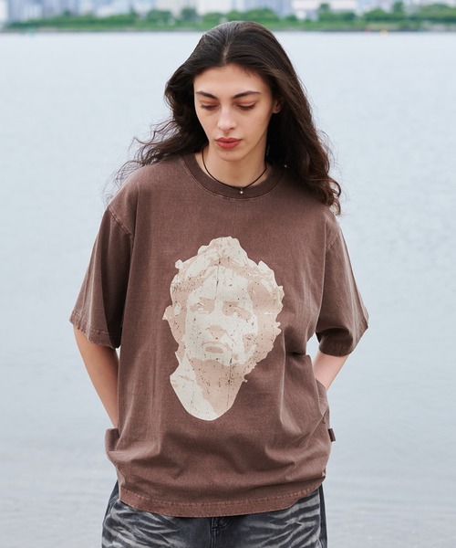 WISH FOR EVER(ウィッシュフォーエバー)の「ASSORT GRAPHIC T/アソートグラフィックT(Tシャツ/カットソー・メンズ・チャコール/ホワイト系その他2/スモークグレー/ダークグレー/ホワイト系その他/ブラック/ホワイト/チャコールグレー/レッド/ブラウン・SMALL/MEDIUM/LARGE)」の9枚目の写真