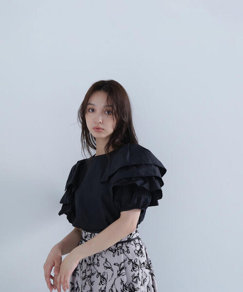 NATURAL BEAUTY BASIC（ナチュラルビューティーベーシック）の「◇ボリュームレイヤースリーブブラウス（シャツ/ブラウス・レディース・ブラック/ホワイト/ダークブラウン・SMALL/MEDIUM）」の2枚目の写真