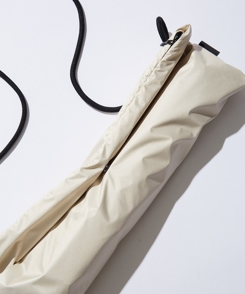 ADAM ET ROPE'（アダムエロペ）の「《新色追加》【U-DAY for ADAM ET ROPE'】Folding umbrella with Sacoche / 折りたたみ傘 / 晴雨兼用 / 男女兼用 / サステナブル（折りたたみ傘・メンズ・ホワイト系その他2/ブラック・FREE）」の7枚目の写真