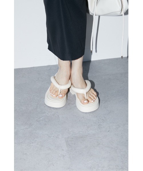 DRWCYS（ドロシーズ）の「トングボリュームサンダル（サンダル・レディース・ブラック/ホワイト・MEDIUM/LARGE）」の4枚目の写真