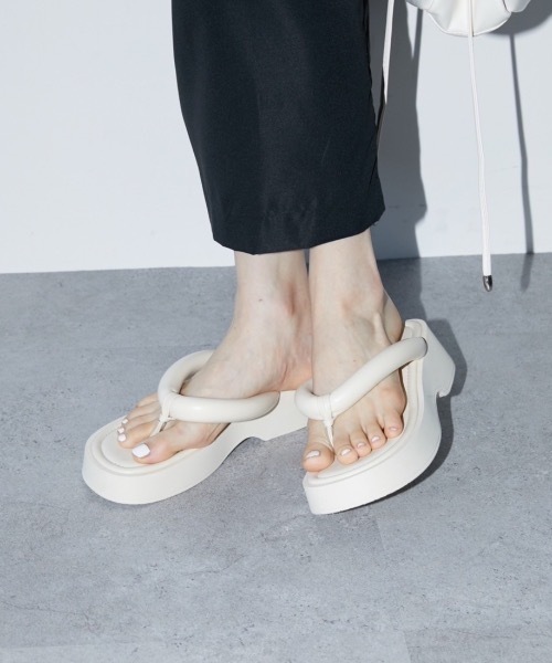 DRWCYS（ドロシーズ）の「トングボリュームサンダル（サンダル・レディース・ブラック/ホワイト・MEDIUM/LARGE）」の12枚目の写真