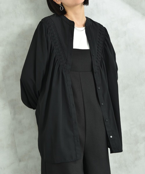 INTERPLANET（インタープラネット）の「デシンＶ切替タック長袖ブラウス（シャツ/ブラウス・レディース・オフホワイト/ブラック・FREE）」の2枚目の写真