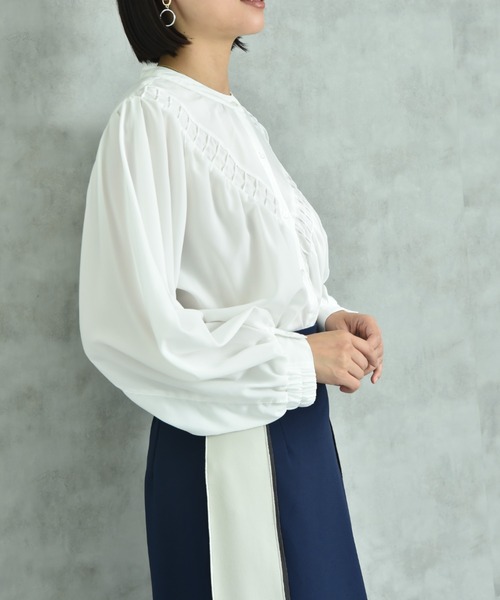 INTERPLANET（インタープラネット）の「デシンＶ切替タック長袖ブラウス（シャツ/ブラウス・レディース・オフホワイト/ブラック・FREE）」の4枚目の写真