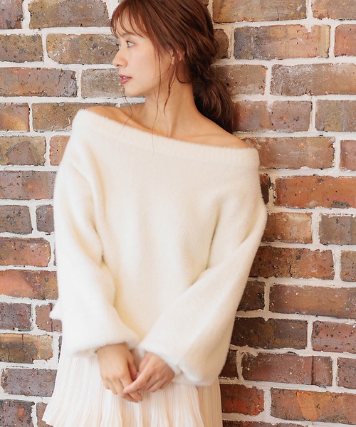 mysty woman（ミスティウーマン）の「ソフトフェザーボートネックプルオーバー　200953（ニット/セーター・レディース・オフホワイト/ブルー/ブラック・FREE）」の2枚目の写真