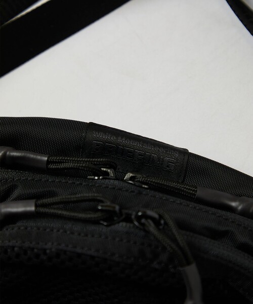 WHITE MOUNTAINEERING(ホワイトマウンテニアリング)の「【White Mountaineering / ホワイトマウンテニアリング】WM×BRIEFING BODY BAG(ボディバッグ/ウエストポーチ・メンズ・ブラック系・FREE)」の9枚目の写真
