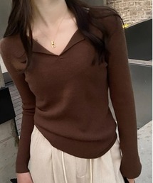 オープンネックが首元を美しく彩る　オープンネックスリムリブニットトップス