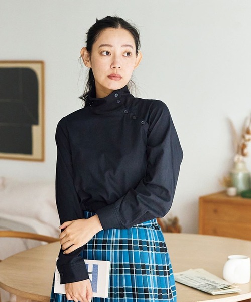 and myera（アンド マイラ）の「ａｎｄ　ｍｙｅｒａ　タートルネックなトップス（Tシャツ/カットソー・レディース・ホワイト/ブルー/ブラック・M/L/LL/S）」の2枚目の写真