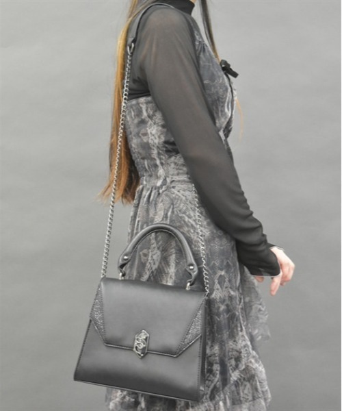 【新品】axes femme POETIQUE 蛇モチーフ金具バッグ　完売カラー axes femme POETIQUE（アクシーズファムポエティック）の「蛇