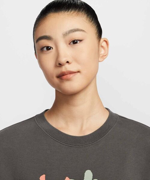 NIKE（ナイキ）の「ナイキ スポーツウェア ウィメンズ オーバーサイズド クルーネック スウェットシャツ / Nike Sportswear Women's Oversized Crew-Neck Sweatshirt HV8724-261 Medium Ash（スウェット・レディース・ブラウン系その他・2XL/L/M/S/XL/XS）」の3枚目の写真