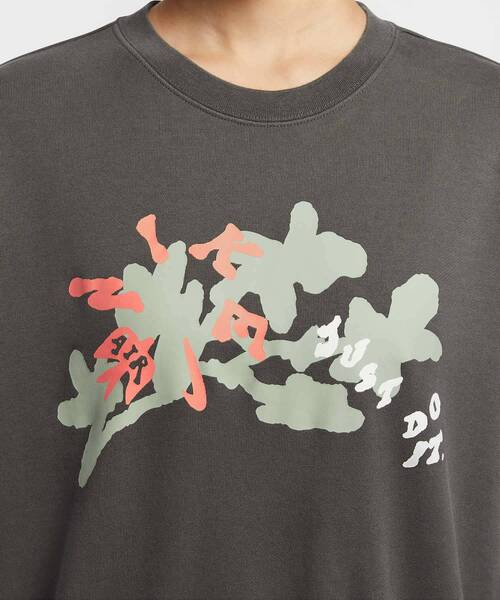 NIKE（ナイキ）の「ナイキ スポーツウェア ウィメンズ オーバーサイズド クルーネック スウェットシャツ / Nike Sportswear Women's Oversized Crew-Neck Sweatshirt HV8724-261 Medium Ash（スウェット・レディース・ブラウン系その他・2XL/L/M/S/XL/XS）」の4枚目の写真