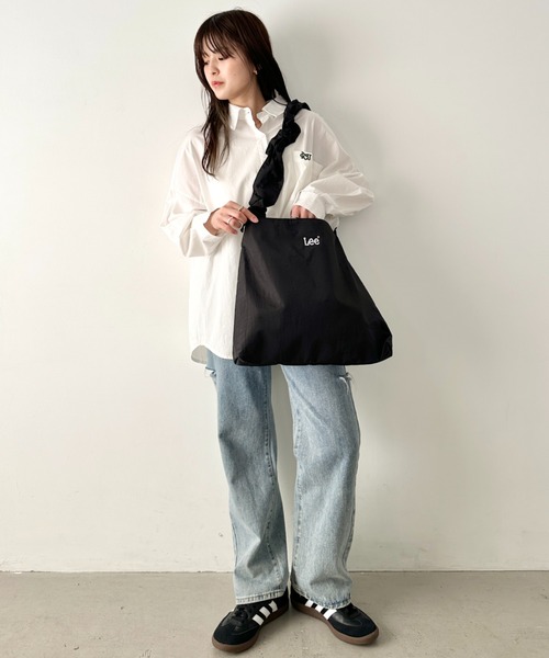 Lee(リー)の「Lee/リー ロゴ刺繍 シャーリングショルダーバッグ/ニュースペーパーバッグ/ビッグショルダー バレエコア ギャザーハンドル リボン(ショルダーバッグ・レディース・ブラック/シルバー/ベージュ/ブルー・FREE)」の6枚目の写真