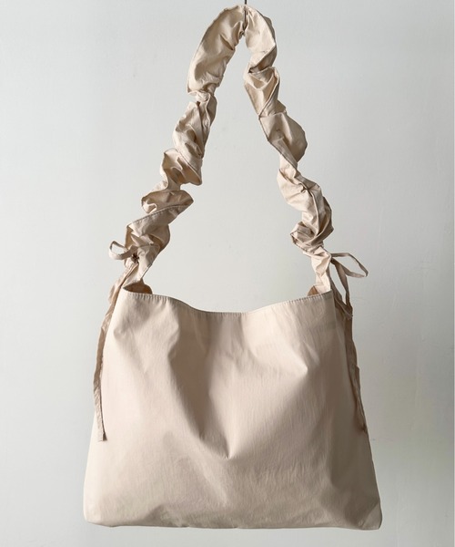 Lee(リー)の「Lee/リー ロゴ刺繍 シャーリングショルダーバッグ/ニュースペーパーバッグ/ビッグショルダー バレエコア ギャザーハンドル リボン(ショルダーバッグ・レディース・ブラック/シルバー/ベージュ/ブルー・FREE)」の13枚目の写真