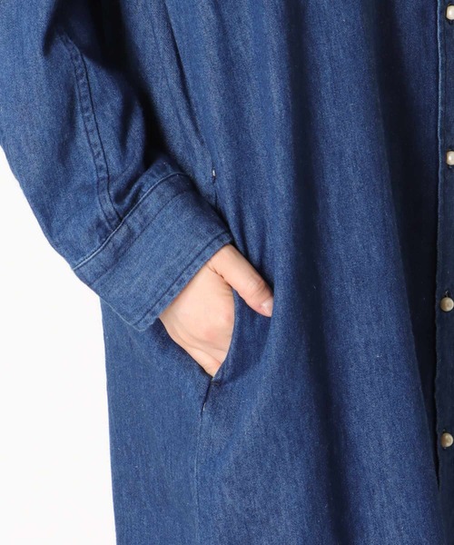 blanc basque（ブランバスク）の「パールボタン ダンガリーデニムワンピース（ワンピース・レディース・インディゴブルー・38）」の11枚目の写真