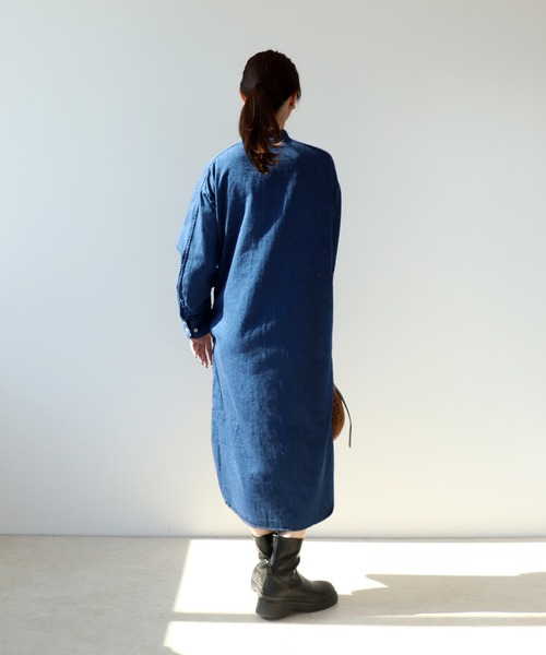 blanc basque（ブランバスク）の「パールボタン ダンガリーデニムワンピース（ワンピース・レディース・インディゴブルー・38）」の4枚目の写真