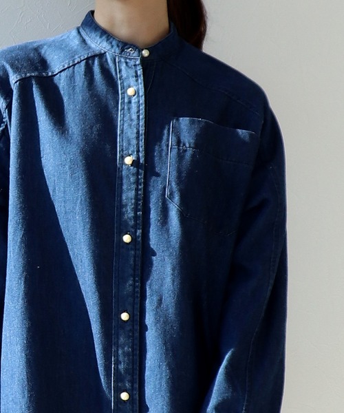 blanc basque（ブランバスク）の「パールボタン ダンガリーデニムワンピース（ワンピース・レディース・インディゴブルー・38）」の5枚目の写真