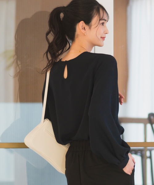 CELEN（セレン）の「【洗える/防シワ加工/UV加工/花粉防止】ゆったりギャザーブラウス 長袖（シャツ/ブラウス・レディース・モカ/ホワイト/ブルー/ネイビー/ピンクベージュ/ブラック・L/M/S）」の5枚目の写真