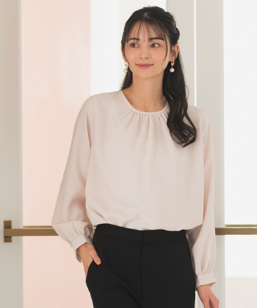 CELEN（セレン）の「【洗える/防シワ加工/UV加工/花粉防止】ゆったりギャザーブラウス 長袖（シャツ/ブラウス・レディース・モカ/ホワイト/ブルー/ネイビー/ピンクベージュ/ブラック・L/M/S）」の6枚目の写真