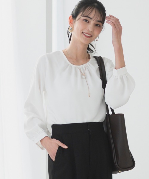 CELEN（セレン）の「【洗える/防シワ加工/UV加工/花粉防止】ゆったりギャザーブラウス 長袖（シャツ/ブラウス・レディース・モカ/ホワイト/ブルー/ネイビー/ピンクベージュ/ブラック・L/M/S）」の2枚目の写真