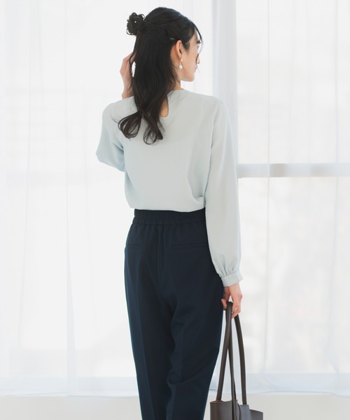 CELEN（セレン）の「【洗える/防シワ加工/UV加工/花粉防止】ゆったりギャザーブラウス 長袖（シャツ/ブラウス・レディース・モカ/ホワイト/ブルー/ネイビー/ピンクベージュ/ブラック・L/M/S）」の11枚目の写真