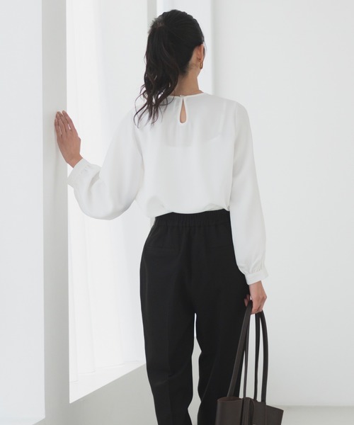 CELEN（セレン）の「【洗える/防シワ加工/UV加工/花粉防止】ゆったりギャザーブラウス 長袖（シャツ/ブラウス・レディース・モカ/ホワイト/ブルー/ネイビー/ピンクベージュ/ブラック・L/M/S）」の17枚目の写真