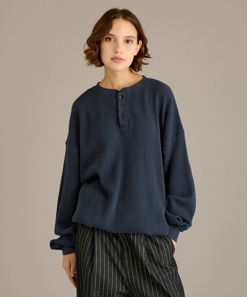 WETTEMPT（ウィテンプト）の「HENRY NECK PIGMENT WAFFLE LONG TEE / ヘンリーネックピグメントワッフルロンT（Tシャツ/カットソー・メンズ・グレー/カーキ/チャコール/ベージュ/ネイビー/ブラック・MEDIUM/SMALL/LARGE）」の6枚目の写真