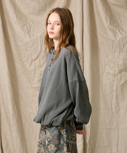 WETTEMPT（ウィテンプト）の「HENRY NECK PIGMENT WAFFLE LONG TEE / ヘンリーネックピグメントワッフルロンT（Tシャツ/カットソー・メンズ・グレー/カーキ/チャコール/ベージュ/ネイビー/ブラック・MEDIUM/SMALL/LARGE）」の9枚目の写真