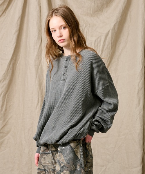 WETTEMPT（ウィテンプト）の「HENRY NECK PIGMENT WAFFLE LONG TEE / ヘンリーネックピグメントワッフルロンT（Tシャツ/カットソー・メンズ・グレー/カーキ/チャコール/ベージュ/ネイビー/ブラック・MEDIUM/SMALL/LARGE）」の10枚目の写真