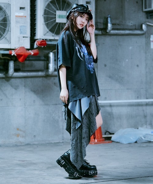 TRAVAS TOKYO(トラバス トウキョウ)の「『TRAVAS TOKYO/トラバス トーキョー』イラストプリント加工Tシャツ(Tシャツ/カットソー・レディース・チャコールグレー/ブラック・FREE)」の16枚目の写真
