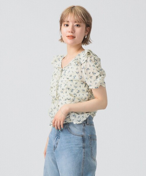 Ray BEAMS（レイビームス）の「フラワー プリント シャーリング ブラウス（シャツ/ブラウス・レディース・ホワイト系その他6/ブラック・ONE SIZE）」の3枚目の写真